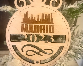 Ornament - Madrid Skyline Stadtbild. 4 "X 4,75" Holzornament mit Jahreszahlwahl.  Tolles Souvenir oder Erinnerungsstück aus deiner Lieblingsstadt