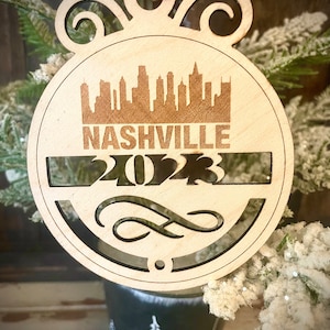 Ornament - Nashville Skyline Stadtbild. 4 &quot;X 4,75&quot; Holzornament mit Jahreszahlwahl.  Tolles Souvenir oder Erinnerungsstück aus deiner Lieblingsstadt.