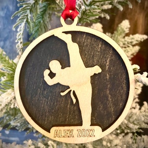 Kampfkunst; Karate 2-Schicht personalisierte Laser geschnittene Holz Weihnachtsverzierung, Geschenkanhänger unfertig oder gebeizt erhältlich (Version 8 von 16)