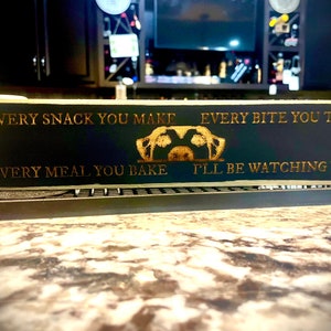 Perro compañero estilo bloque letrero divertido Cada refrigerio que haces Cada comida que horneas Cada bocado que tomas Te estaré observando