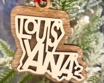 Adorno de madera cortado con láser de dos capas con palabras de Luisiana. Etiqueta de regalo de Luisiana disponible sin terminar o con 11 opciones de acabado adicionales.