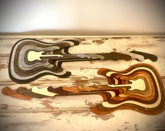 Gestapelte E-Gitarre 3D Tischkunst, Ganzkörper, Hals & Spindelstock Wandkunst, mehrfarbig.  In verschiedenen Größen erhältlich.