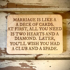 Divertente magnete da cucina/frigorifero: il matrimonio è come un mazzo di carte. All'inizio tutto ciò di cui hai bisogno sono due cuori e un quadri, poi fiori e picche.