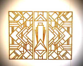 Puede incluir: Tres paneles de madera con un diseño geométrico art déco. Los paneles están hechos de madera marrón claro y tienen un fondo blanco. El diseño está formado por cuadrados, rectángulos y triángulos.