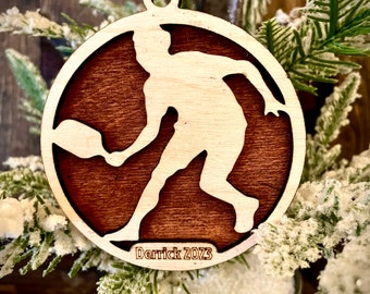 Adorno navideño de madera cortado con láser personalizado de 2 capas con diseño de jugador de pickleball, etiqueta de regalo disponible en versión sin terminar o teñida 3 de 10