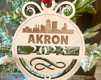 Adorno - Paisaje urbano de Akron. Adorno de madera de 10 x 12 cm con el año de tu elección. Un recuerdo ideal de tu ciudad favorita.