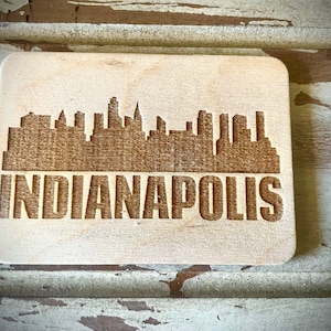 Magneet: stadsgezicht van de skyline van Indianapolis. Houten magneet 3,5 x 2,5 inch.  Geweldig souvenir of aandenken aan je favoriete stad.
