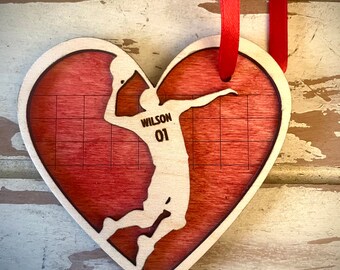 Spersonalizowana ozdoba walentynkowa w kształcie serca z wizerunkiem siatkarza, z grawerowaną siatką do siatkówki oraz imieniem i numerem zawodnika