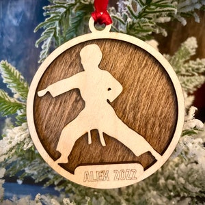 Kampfkunst; Karate 2-Schicht personalisierte Laser geschnittene Holz Weihnachtsverzierung, Geschenkanhänger unfertig oder gebeizt erhältlich (Version 15 von 16)