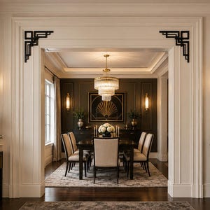 Può includere: Una sala da pranzo con un tavolo in legno scuro, sei sedie imbottite, un lampadario di cristallo a più livelli e applique. La stanza presenta pareti con pannelli scuri, un tappeto a motivi geometrici e un'ampia porta d'ingresso.