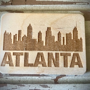 Magneet: stadsgezicht Atlanta Skyline. Houten magneet 3,5 x 2,5 inch.  Geweldig souvenir of aandenken aan je favoriete stad.