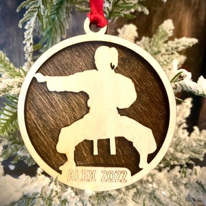 Kampfkunst; Karate 2-Schicht personalisierte Laser geschnittene Holz Weihnachtsverzierung, Geschenkanhänger unfertig oder gebeizt erhältlich (Version 12 von 16)