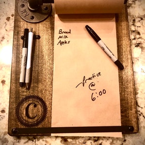 Note Minder, postazione rustica per carta e penna