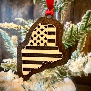Adorno de madera de 2 capas con la bandera de Maine (EE. UU.) cortado con láser o etiqueta de regalo disponible sin terminar o con 11 opciones de acabado adicionales.