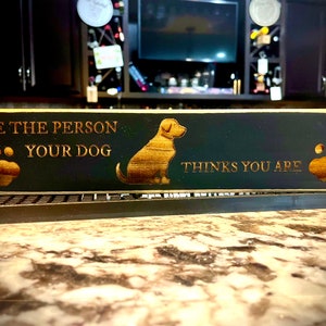 Letrero estilo bloque de compañía para perros. Sé la persona que tu perro cree que eres