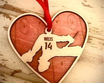 Spersonalizowana ozdoba walentynkowa w kształcie serca bramkarza hokejowego z wygrawerowanym lodowiskiem hokejowym oraz imieniem i numerem gracza