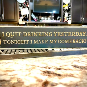 Placa de Bar Engraçada Parei de beber ontem. Hoje à noite eu faço meu retorno!