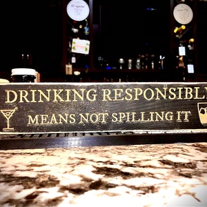 Placa engraçada de bar Beber com responsabilidade significa não derramar