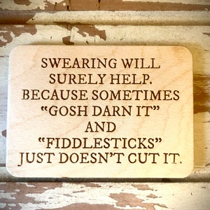 Puede incluir: Un letrero de madera con el texto "SWEARING WILL SURELY HELP. BECAUSE SOMETIMES "GOSH DARN IT" AND "FIDDLESTICKS" JUST DOESN'T CUT IT."