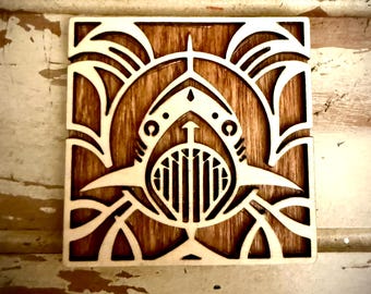 Magnes lub płytka z kwadratowego drewna w stylu boho, art deco, rekin, 2-warstwowy