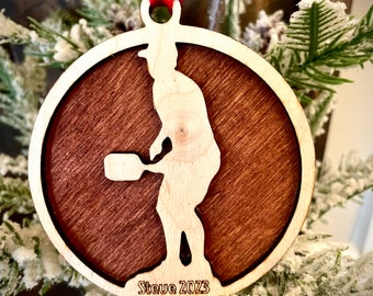 Adorno navideño de madera cortado con láser personalizado de 2 capas con diseño de jugador de pickleball, etiqueta de regalo disponible en versión sin terminar o teñida 1 de 10
