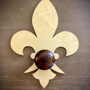 Tirador o pomo de madera con diseño bohemio moderno de flor de lis para cajón, disponible en acabado natural o en otros 14 acabados. Juego de 2 piezas.