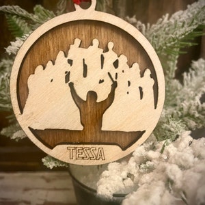Enfeite de Natal de madeira cortado a laser personalizado com duas camadas, etiqueta para presente disponível em 12 acabamentos.