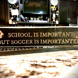 Letrero divertido de fútbol: la escuela es importante, pero el fútbol es importante