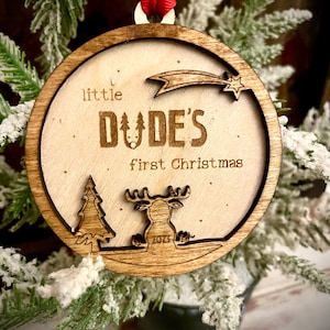 Little Dudes erstes Weihnachten personalisierte 2-Schicht lasergeschnittene Weihnachtsverzierung aus Holz, Geschenkanhänger in 12 Ausführungen erhältlich.