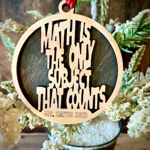 Les mathématiques sont le seul sujet qui compte une décoration de Noël personnalisée en bois découpé au laser en 2 couches, une étiquette cadeau disponible non finie ou teintée.