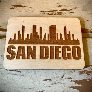 Calamita - Skyline di San Diego. Calamita in legno da 3,5&quot; X 2,5&quot;. Un fantastico souvenir o ricordo della tua città preferita.