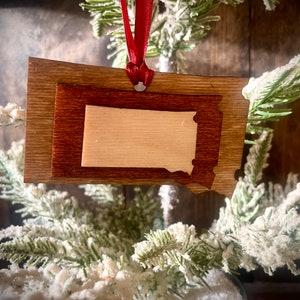 Ornamento in legno tagliato al laser a forma di stato del Dakota del Sud, a 3 strati, etichetta regalo del Dakota del Sud disponibile nei toni del marrone o del grigio.
