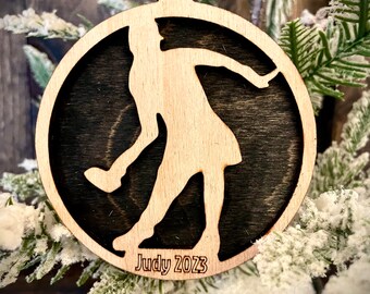 Adorno navideño de madera cortado con láser personalizado de 2 capas con jugadora de Pickleball, etiqueta de regalo disponible en versión sin terminar o teñida 4 de 10