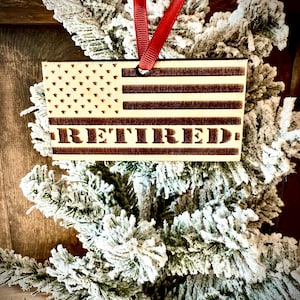 Flaga USA grawerowana laserowo przez emerytowanego żołnierza/policjanta/weterana. Drewno o grubości 1/4 cala. 4 cale x 2,1 cala. Świetny prezent, aby okazać dumę!