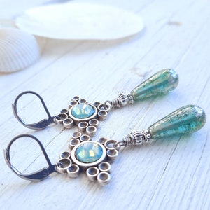Lunghi orecchini pendenti con ornamento, acqua, argento, perle di vetro ceco e cristallo di opale del Pacifico
