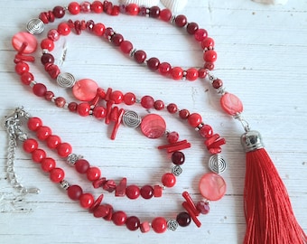 Lange Boho Perlen Kette, ROT, silber, Muscheln, Glasperlen, Bambuskoralle, rote Quaste, Malakette, Ibiza, Hippiekette