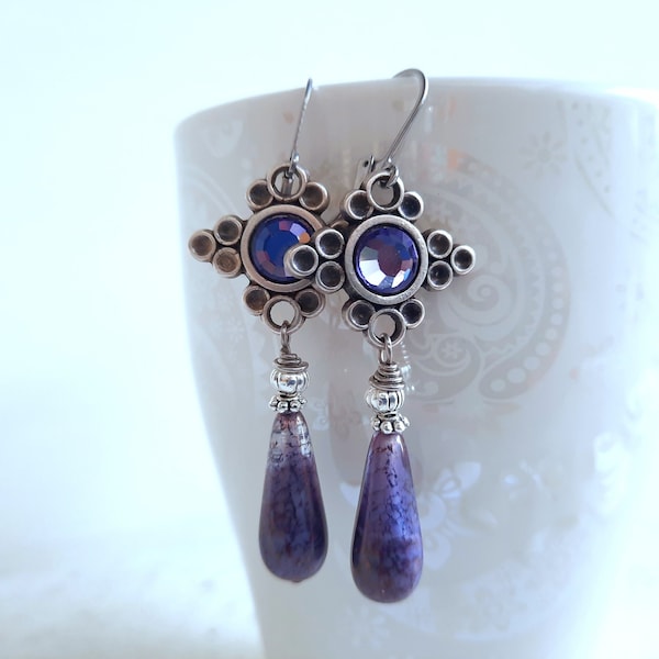 Lila Tropfen Ohrringe mit Ornament, violett, silber, böhmische Glasperlen & Kristallglas