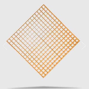 Può includere: Una griglia quadrata in legno di colore marrone chiaro. La griglia è composta da molti piccoli quadrati.