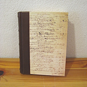 Quaderno in pelle fatto a mano, copertina rigida, dorso in pelle con rilievi e plance in carta stampata con le scritte