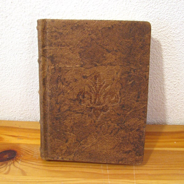 Handmade leather notebook, hard cover with reliefs on the back 21x14.5 cm. Customizable.