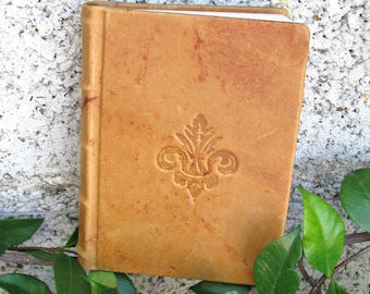 Quaderno in pelle fatto a mano, copertina rigida con rilievi sul dorso 16,5x12cm. Personalizzabile