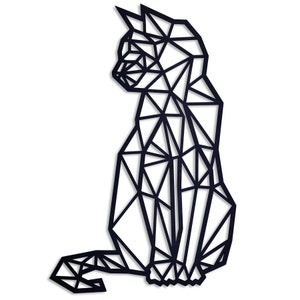 Op de afbeelding: Zwarte geometrische katten silhouet wanddecoratie. De kat zit met zijn staart om zijn poten gewikkeld. Het ontwerp is gemaakt van veel driehoeken.