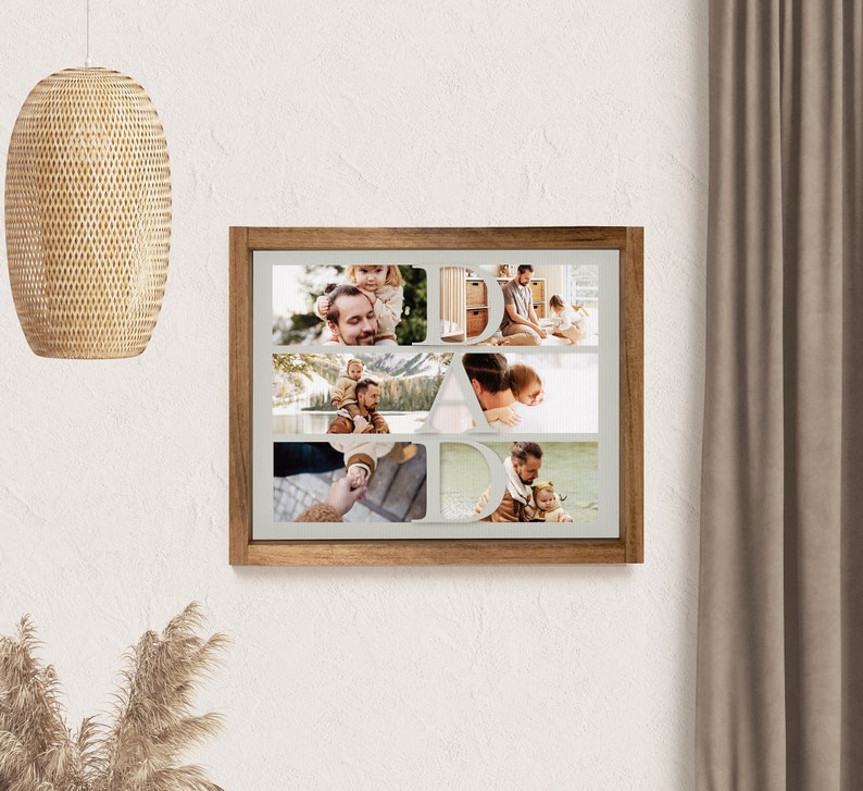 Op de afbeelding: Een houten fotocollage met het woord "DAD" uitgesneden, met meerdere familiefoto's. De foto's tonen een vader en kind in verschillende omgevingen, waaronder buiten en binnen. De lijst is bruin en de achtergrond is lichtgroen.