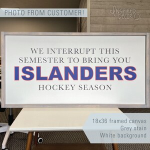 Pu&ograve; includere: Una tela incorniciata con il testo "WE INTERRUPT THIS SEMESTER TO BRING YOU ISLANDERS HOCKEY SEASON" in lettere blu e rosse su uno sfondo bianco. La cornice &egrave; grigia e la tela misura 45,72 x 91,44 cm.