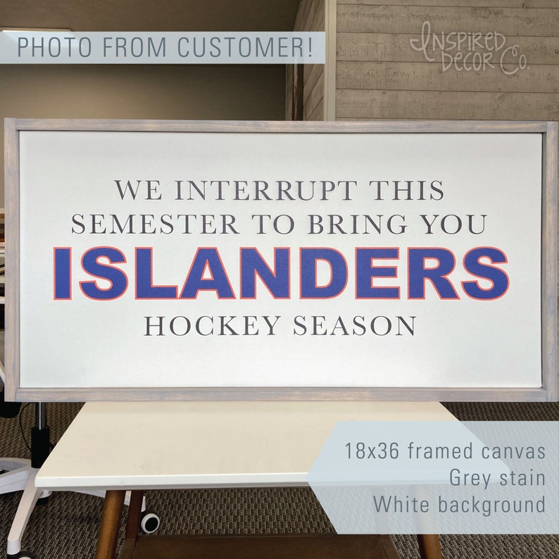 Pu&ograve; includere: Una tela incorniciata con il testo "WE INTERRUPT THIS SEMESTER TO BRING YOU ISLANDERS HOCKEY SEASON" in lettere blu e rosse su uno sfondo bianco. La cornice &egrave; grigia e la tela misura 45,72 x 91,44 cm.