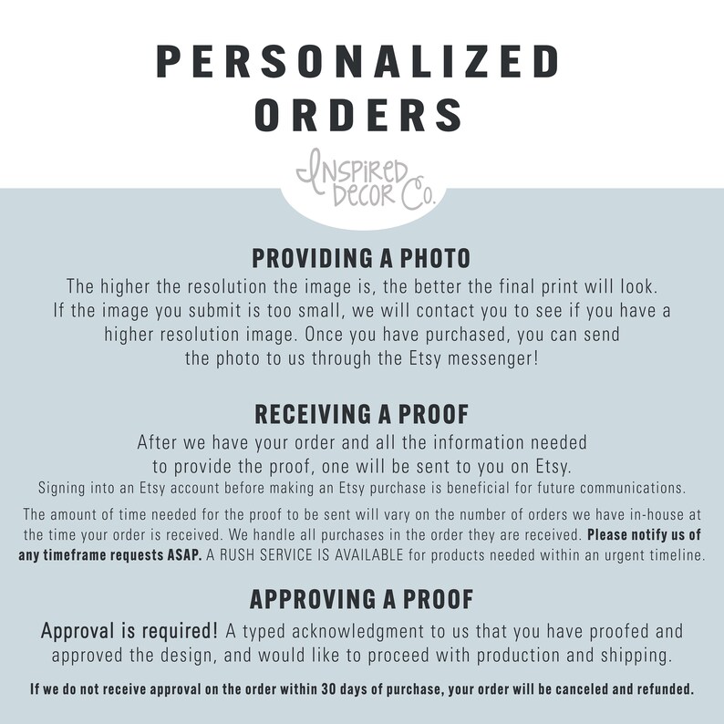 Op de afbeelding: Afbeelding met de tekst "GEPERSONALISEERDE BESTELLINGEN" en "INSPIRED DECOR Co." in een gestileerd lettertype. De afbeelding geeft instructies over het aanleveren van een foto, het ontvangen van een proef en het goedkeuren van het ontwerp.