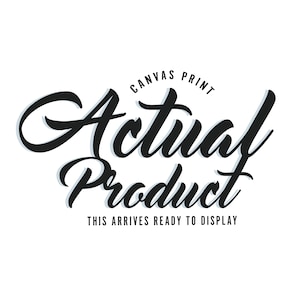 Op de afbeelding: Zwarte achtergrond met witte tekst. De woorden "Canvas Print Actual Product" zijn geschreven in een gestileerd scriptlettertype. Daaronder staat de tekst "This Arrives Ready To Display".