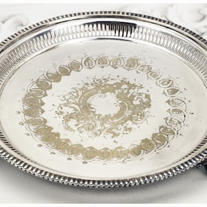 Bandeja antiga vitoriana banhada a prata: design floral cinzelado, pés ornamentados
