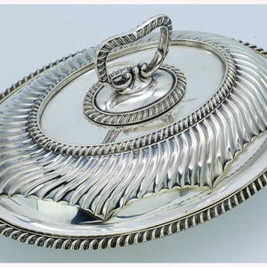 Plato de entrada antiguo de Sheffield bañado en plata: vajilla ornamentada del siglo XIX
