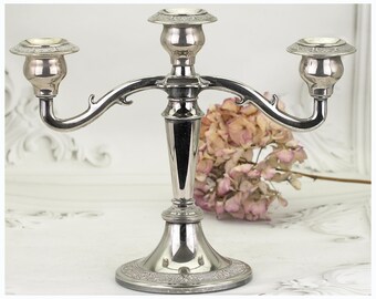 Vintage Grenadier versilberter Kandelaber mit drei Armen, Mid Century Gothic
